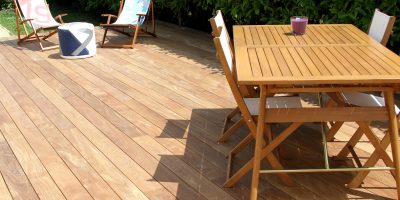 terrasse en bois exotique et salon de jardin